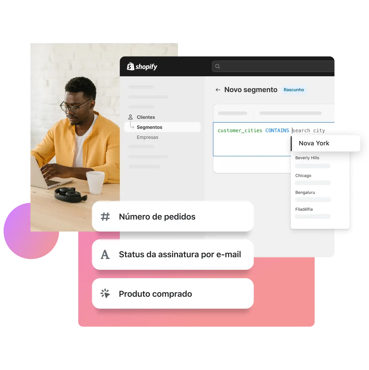 A seção de segmentos de clientes no admin da Shopify apresenta filtros para diferentes segmentos, como local, número de pedidos, status de assinatura de e-mail e produto comprado. Um lojista negro, usando uma camisa amarela, está digitando em um laptop, trabalhando de modo eficiente.