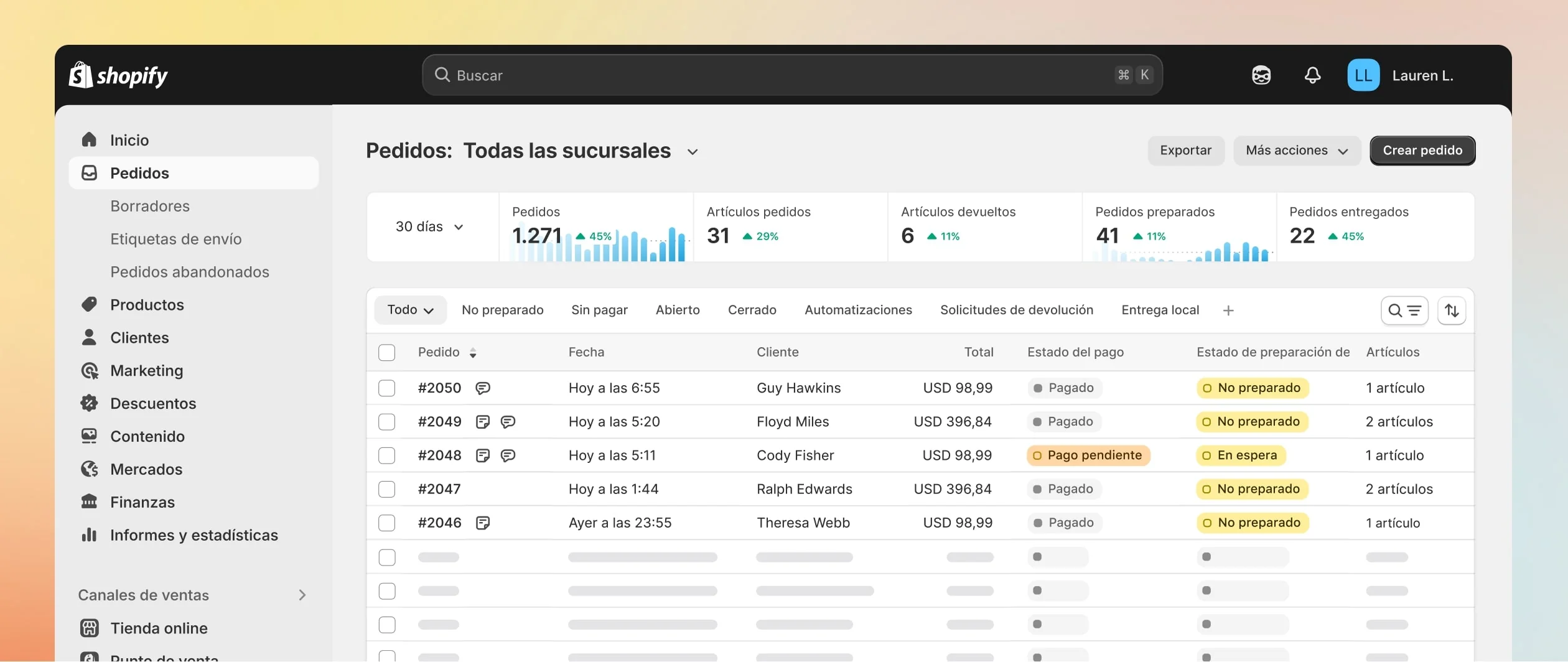 La imagen muestra una pantalla de computadora con varias páginas web abiertas, las que proporcionan información sobre cómo usar el software. En la pantalla, aparece una lista de reglas de “enrutamiento de pedidos”; una está etiquetada como “Enviar desde la sucursal más cercana”. Además, hay varios modales pequeños con flechas conectándolos, que indican una secuencia de eventos. La secuencia comienza con “pedido creado”, sigue con “comprobar si el pedido tiene más de 10 artículos” y termina con “enviar un correo electrónico interno”. Esta secuencia presenta una automatización de la preparación.