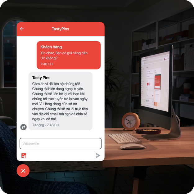 Hình ảnh văn phòng về đêm của một chủ doanh nghiệp. Cửa sổ trò chuyện đang được mở với một thông báo vắng mặt để giúp khách hàng biết rằng tính năng trò chuyện trực tiếp không khả dụng. Shopify Inbox thu thập email và số điện thoại khách hàng để chủ doanh nghiệp có thể liên hệ với họ trong tương lai.