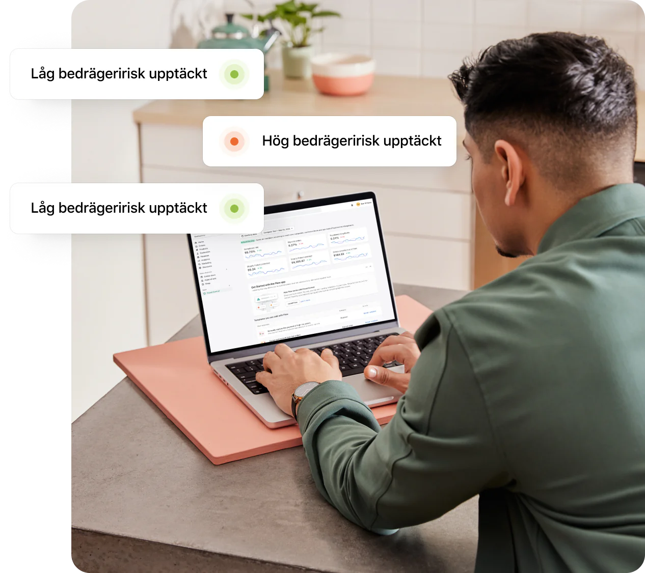 En Shopify-handlare sitter vid ett skrivbord och får aviseringar om låg eller hög risk för bedrägeri.