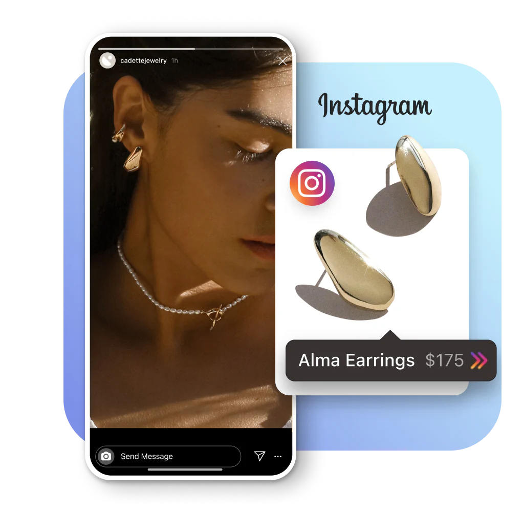 Na obrázku je vidět story na Instagramu se snímkem mladé ženy se zlatými náušnicemi a perlovým náhrdelníkem. Kartu produktu s náušnicemi Alma Earrings od Cadette Jewelry částečně překrývá popisek produktu. 