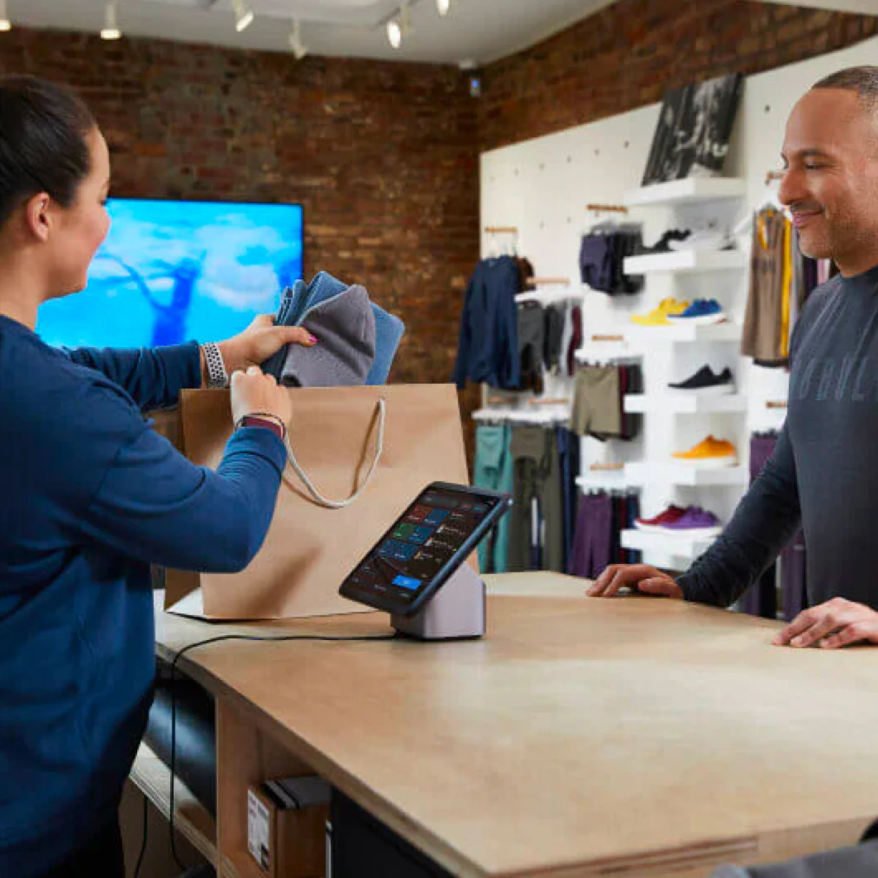 Persona che effettua il check-out utilizzando Shopify POS