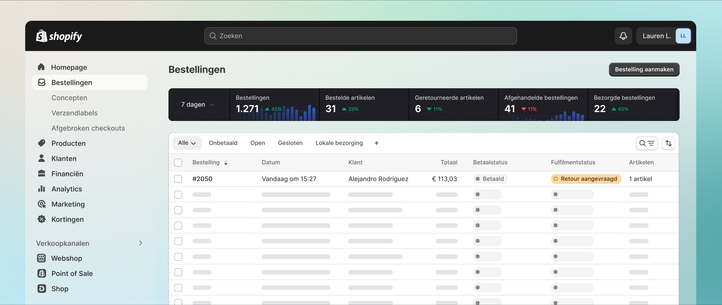 De afbeelding toont een computerscherm met een lijst met bestellingen, gefilterd op bestellingen met een retouraanvraag. Het scherm toont de bovenste balk met analytics die de totale hoeveelheid bestellingen, afgehandelde bestellingen en de tijd om een bestelling af te handelen tonen. Een van de bestellingen is groter op het scherm, wat betekent dat er een retour in behandeling is die aandacht vereist.