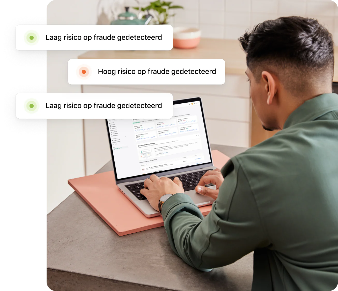 Een Shopify-merchant die aan een bureau met laptop zit en meldingen ontvangt over fraude met een laag risico en met een hoog risico.