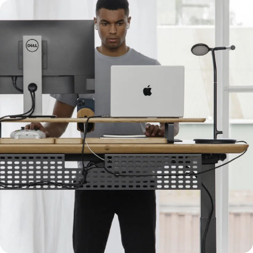 Image d’un homme travaillant à un bureau debout