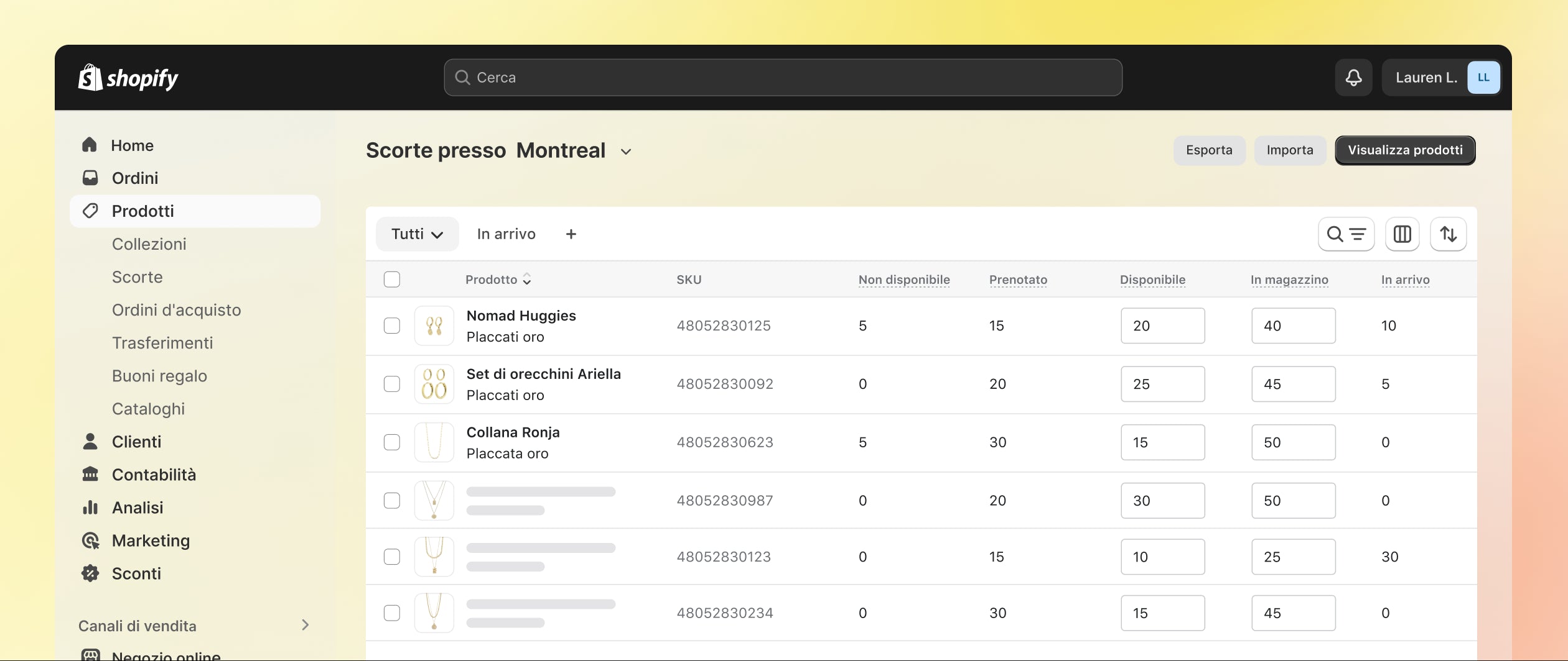 Nell’immagine, una persona utilizza un computer con un browser Web aperto su una pagina con più prodotti e le quantità di scorte disponibili. L’utente sta cercando di modificare in blocco le quantità di scorte per più prodotti. La schermata visualizza anche pulsanti alternativi con varie azioni, ad esempio “Aggiorna quantità”, “Crea trasferimenti” e “Crea ordine d’acquisto”.