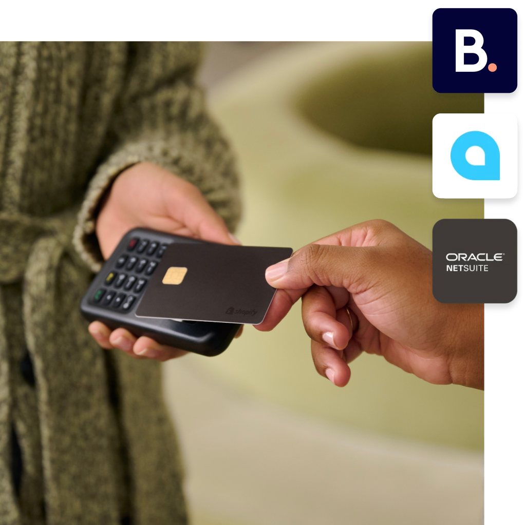 En kunde holder sit kreditkort på POS-terminalen. Over billedet vises logoer for et udvalg af Shopifys certificerede ERP-integrationer: Bright Pearl, Acumatica og Oracle Netsuite.