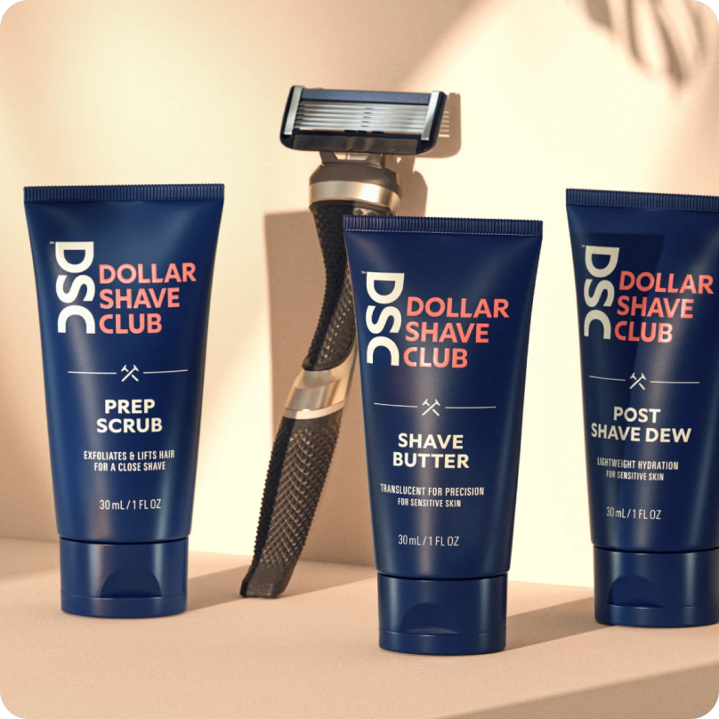 Imagem de um barbeador e vários produtos de barbear da Dollar Shave Club.