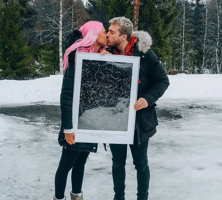 Couple kissing holding Starmap