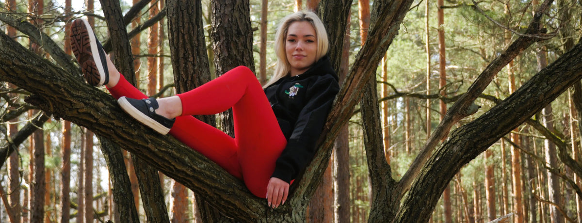 Modelka w bluzie Jazba siedząca w drzewie