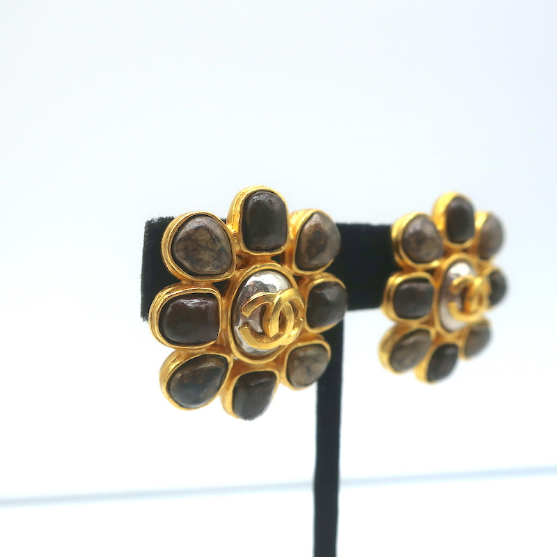 Chanel White Black Flower Here Mark Earrings woman