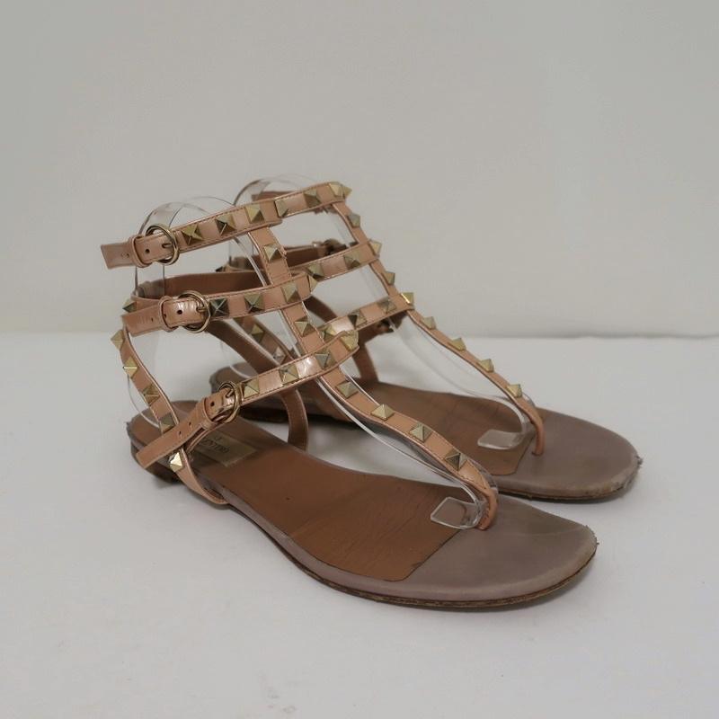 Acquiesce JEP opvolger Valentino Rockstud Flat Thong Sandals Beige Metallic Patent Leather Si –  Celebrity Owned