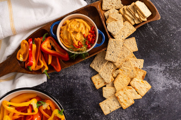 Crackers & Hummus