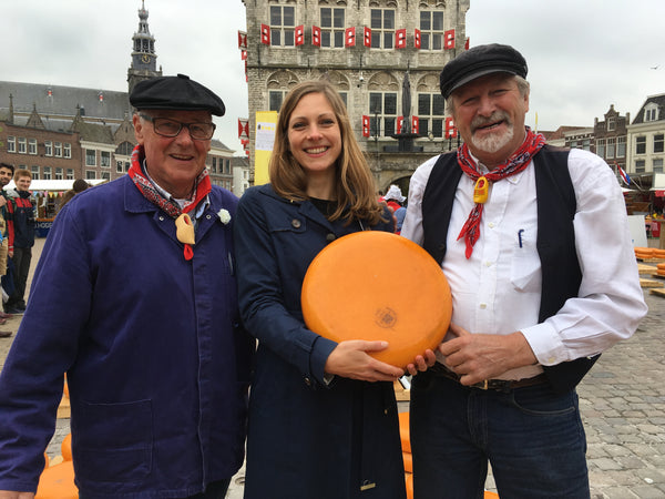 Noémie auf dem Käsemarkt in Gouda