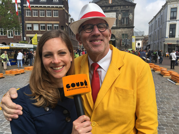 Noémie mit Moderator auf dem Käsemarkt in Gouda