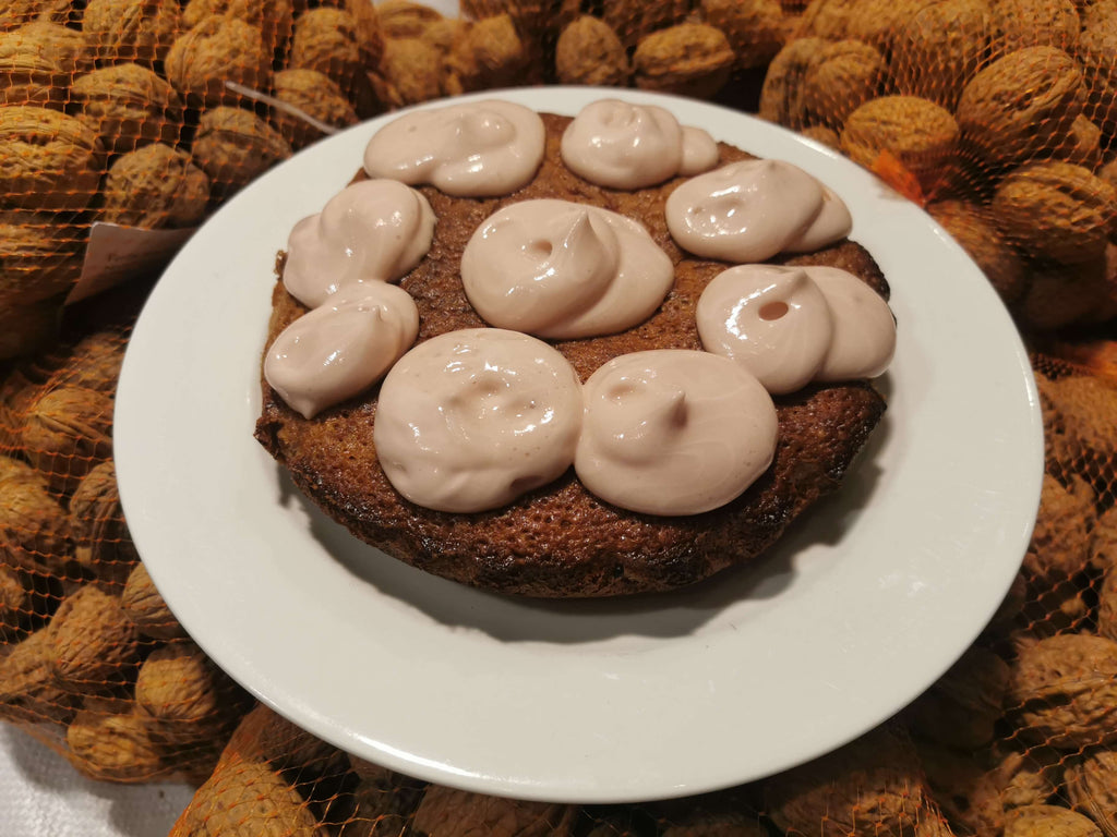 Walnut cake – with decoration