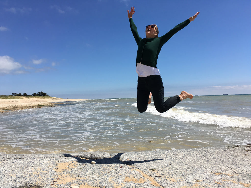 Noémie hopper i luften på stranden ved Ile de Ré