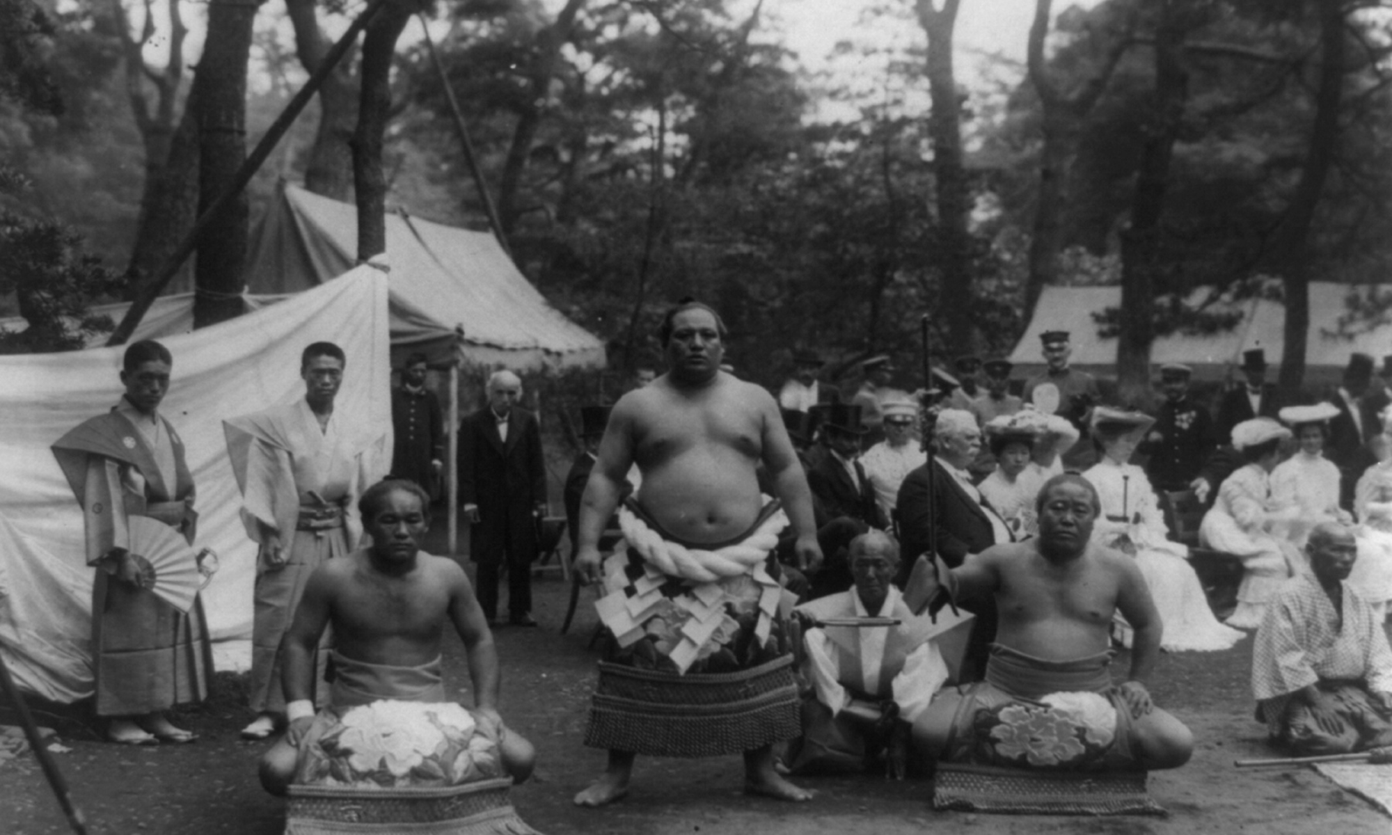 vecchia foto in bianco e nero di lottatori di sumo