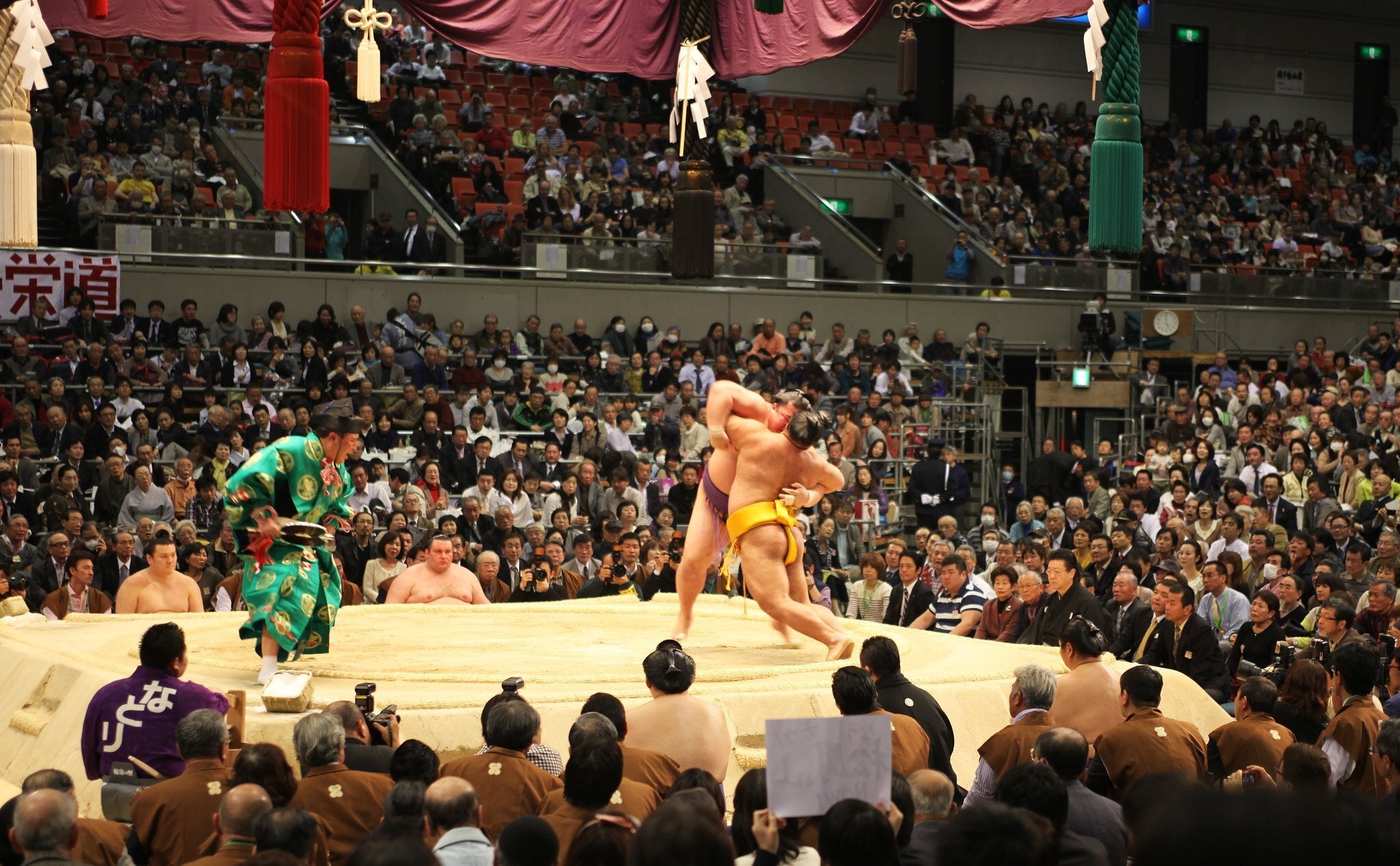 Due lottatori di sumo in pieno combattimento