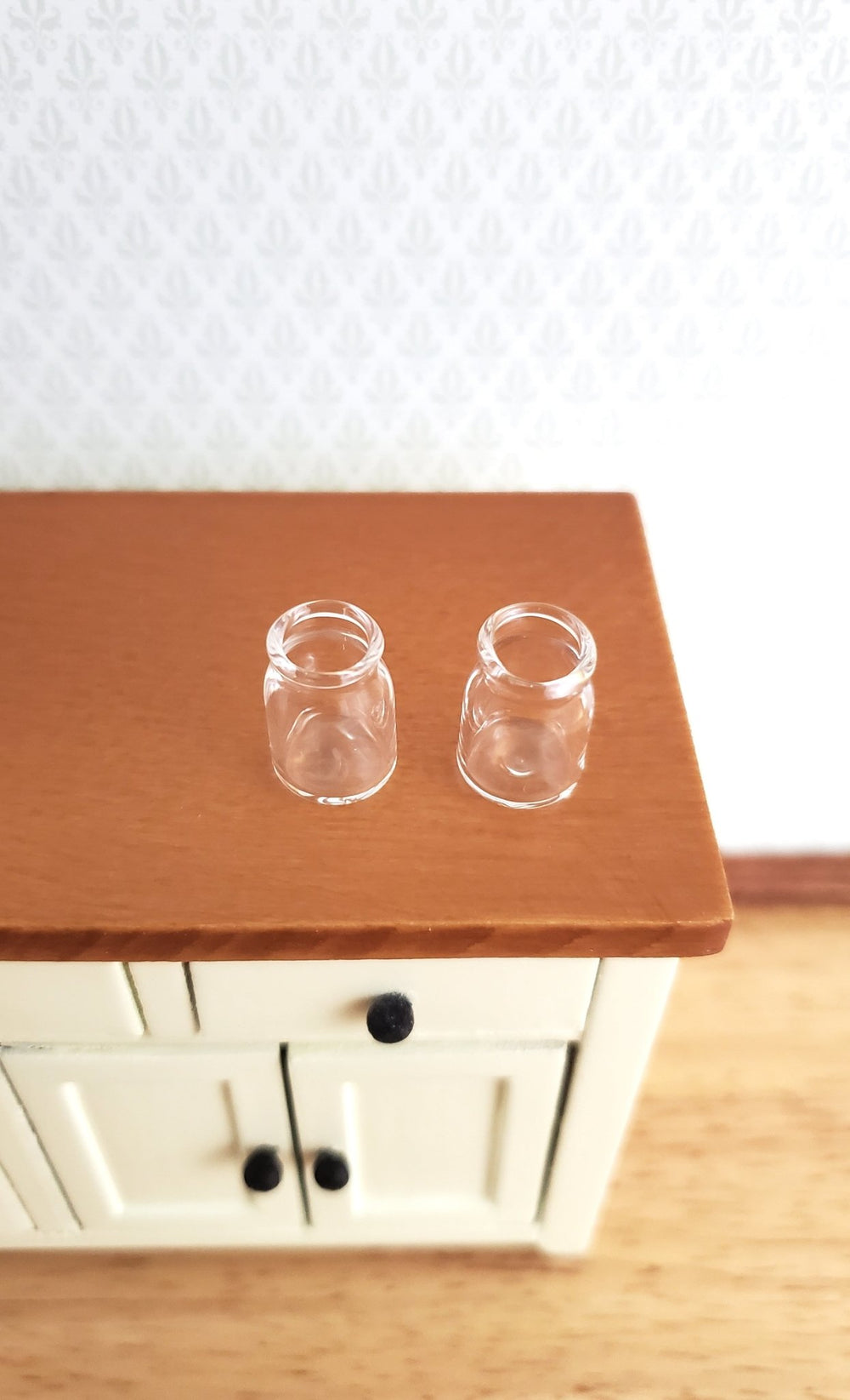 https://cdn.shopify.com/s/files/1/0001/9025/1052/products/dollhouse-miniature-empty-glass-jars-open-top-set-of-2-for-canning-or-treats-112-scale-959137.jpg?v=1686415687&width=1000