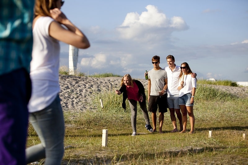 Freunde_spielen_Wikingerschach_am_Strand