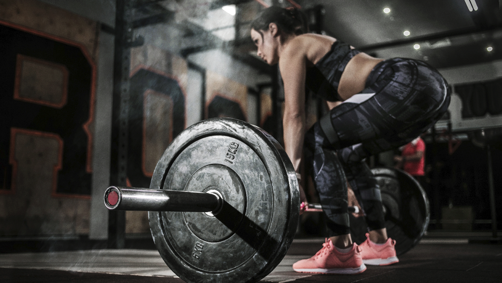 Deadlift alternative: Women doing deadlift