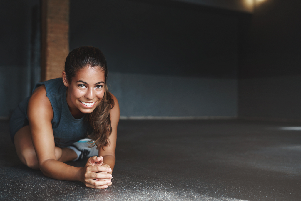 static vs dynamic stretching: woman doing planks