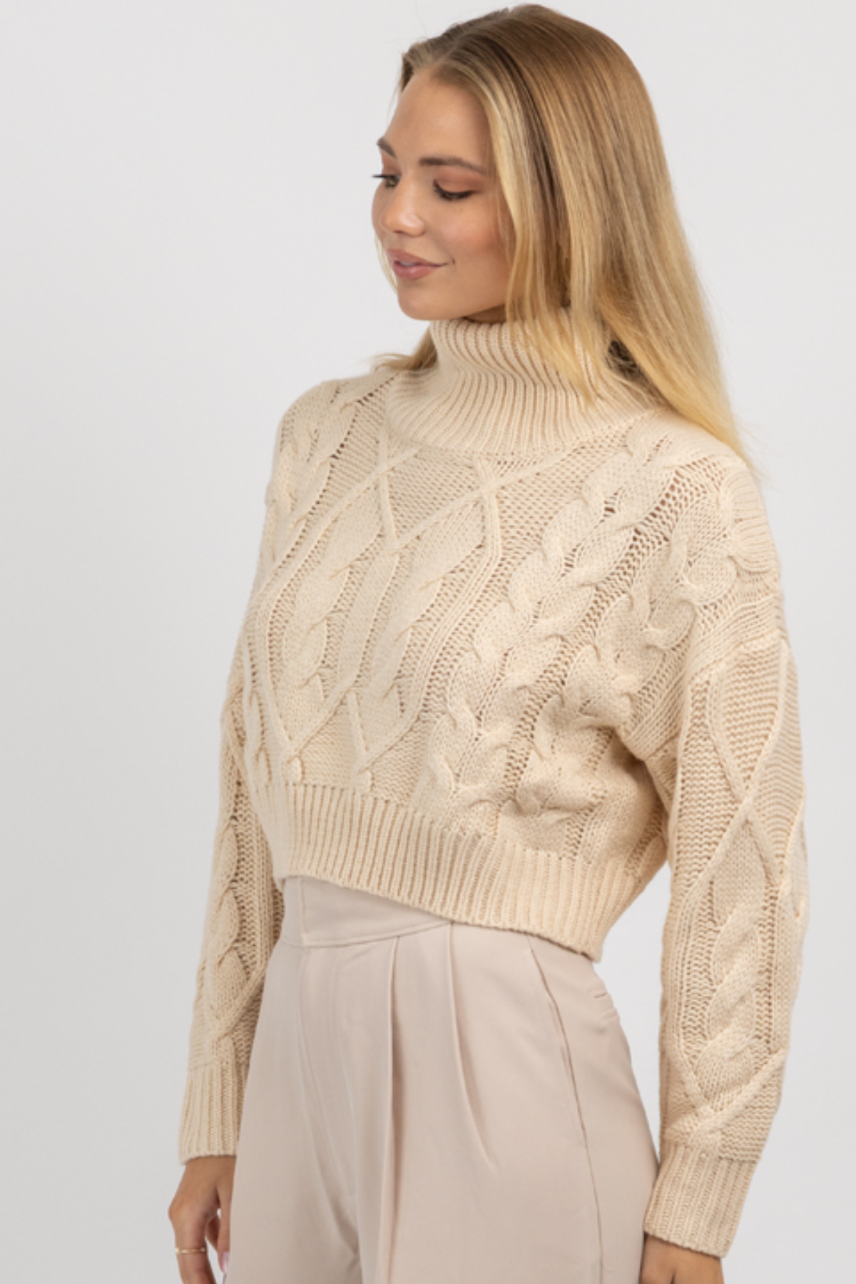 NEUTRAL CABLEKNIT TURTLENECK CROP SWEATER – L'ABEYE