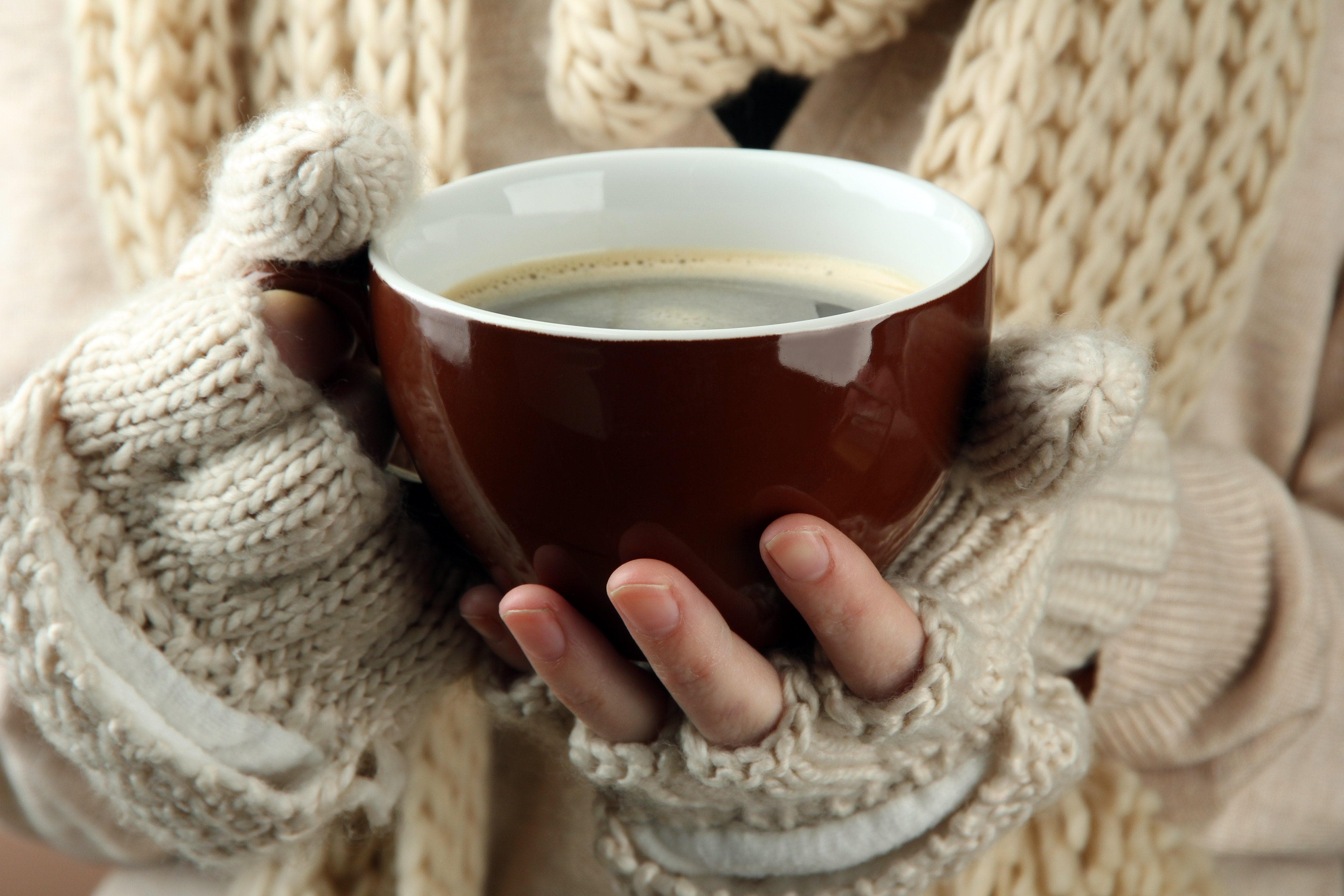 Холодный вечер горячий чай. Чашка чая в руках зимой. Уютная чашка. Чай зимний. Кружка чай.