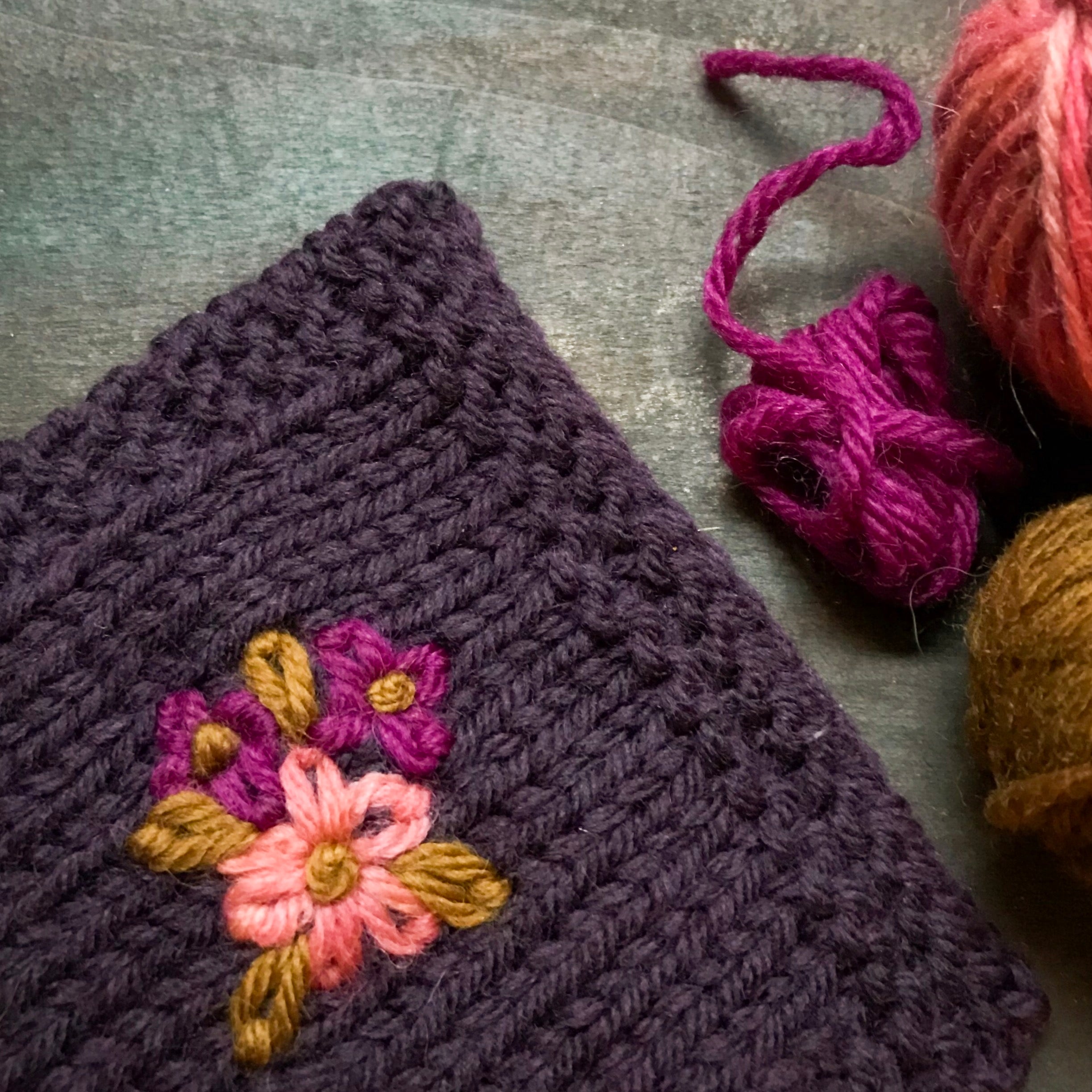 small knitted flowers