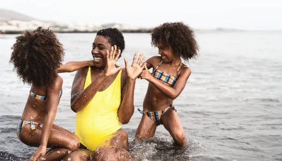 Soleil, mer et piscine. Protéger les têtes bouclées, crépues et frisées des enfants ! | Diouda