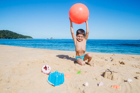 chłopiec bawiący się na plaży