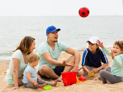 rodzina bawiąca się na plaży