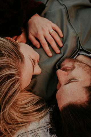 Un couple intime se regarde tendrement