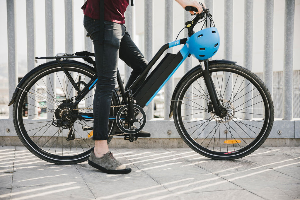 vélo électrique casque bleu ville sport santé