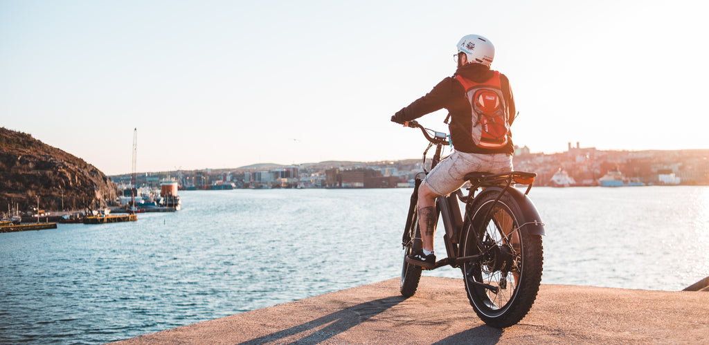 vélo électrique himiway bord de mer équipement casque sac