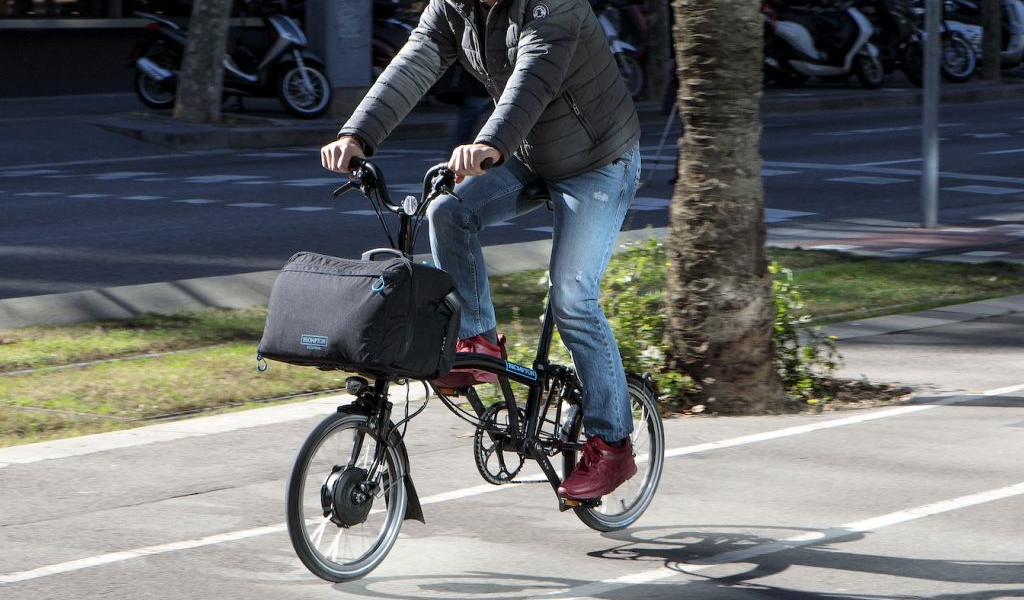 velo_pliant_electrique_piste_cyclable