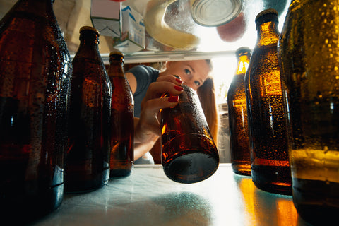 Femme prenant du Kombucha dan son frigo