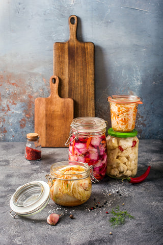 Différents légumes fermentés en jarre