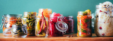 Des jarres avec des légumes en fermentation en tout genre, des probiotiques naturels