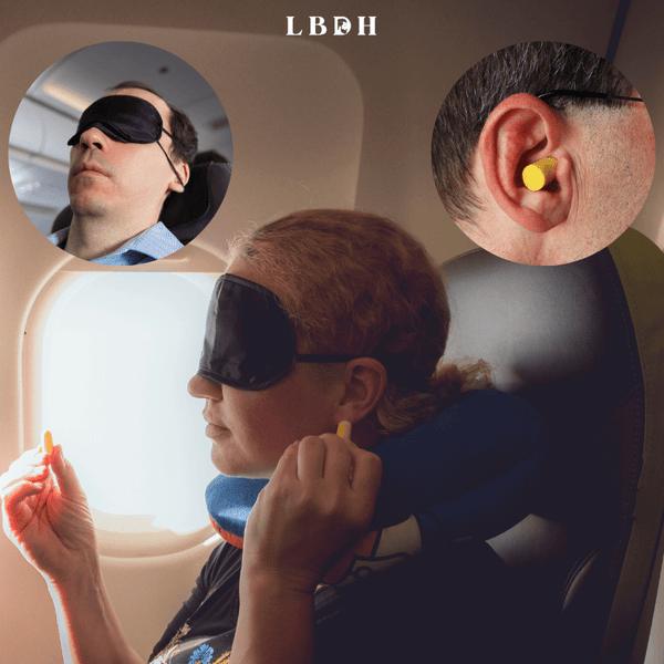 femme portant un coussin gonflable de voyage avec des bouches oreilles et un masque yeux pour l'avion
