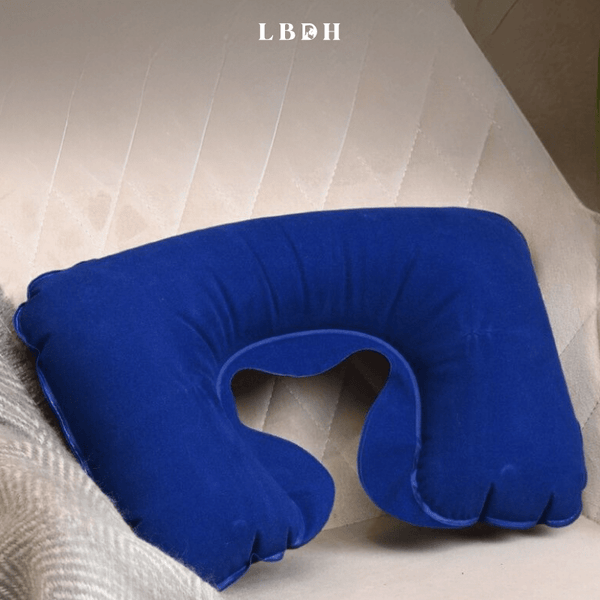 coussin gonflable de voyage bleu marine posé sur un siège