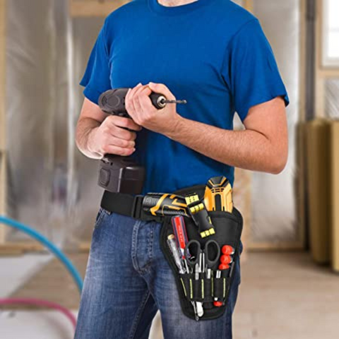 ceinture porte outils rouge à la taille d'un homme en train de faire des travaux