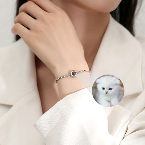 bracelet argent chaîne photo personnalisé au poignet d'une jeune femme