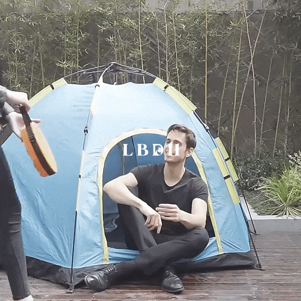 deux personnes en camping qui utilisent leur tabouret téléscopique