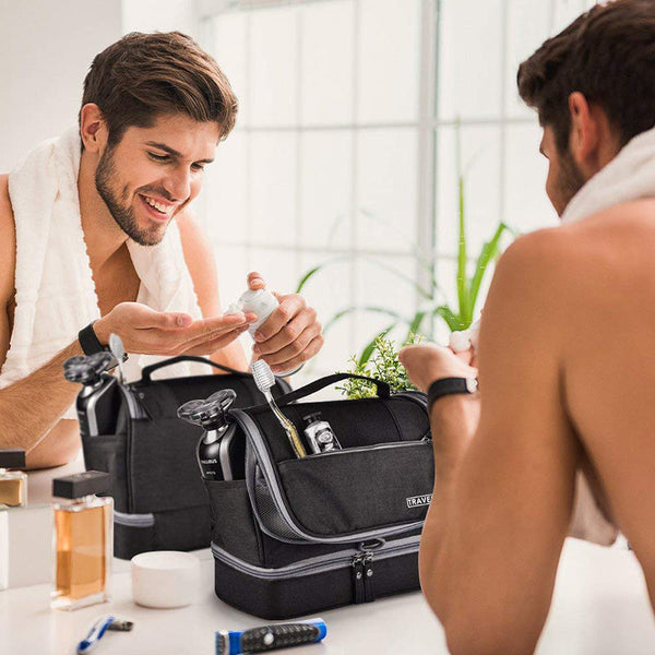 Trousse de toilette noir de voyage à suspendre avec un homme