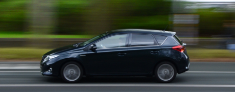 voiture qui roule sur la route