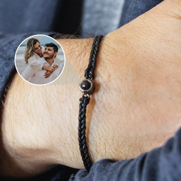 Bracelet personnalisé photo noir au poignet d'un homme