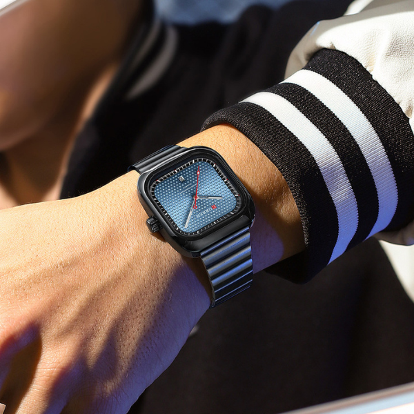 montre cadran carrée oyster noir et bleue lbdh portée par un homme en veste