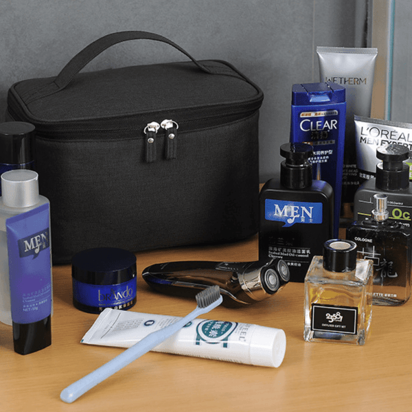 Trousse de toilette noire et ses accessoires d'hygiène